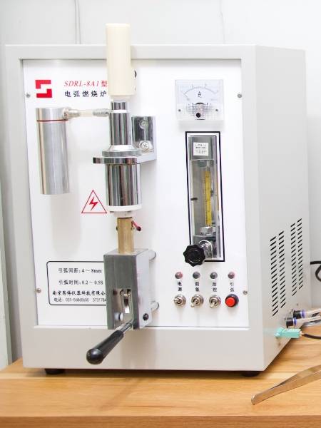この機器は、原材料組成分析のために炭素と硫黄のテストを実行しています