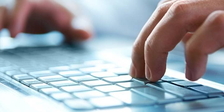 Наш работник связывается с нашим клиентом через ноутбук.