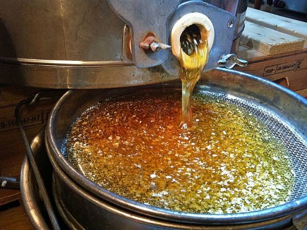 Syrup flows down into the test sieve.