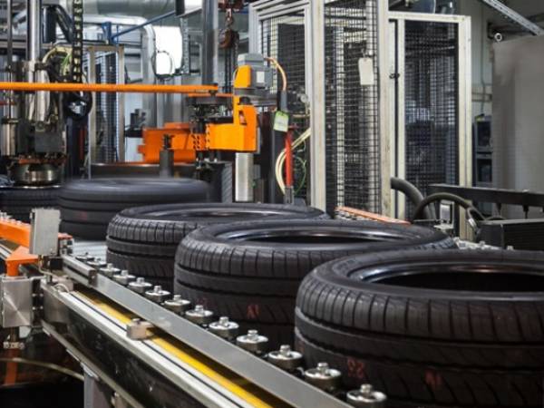 Резина tires are transporting on the conveyor.