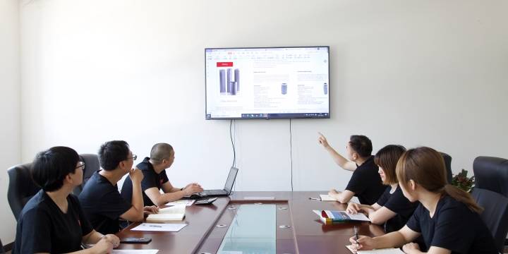 Члены нашей команды обсуждают наши планы продаж.