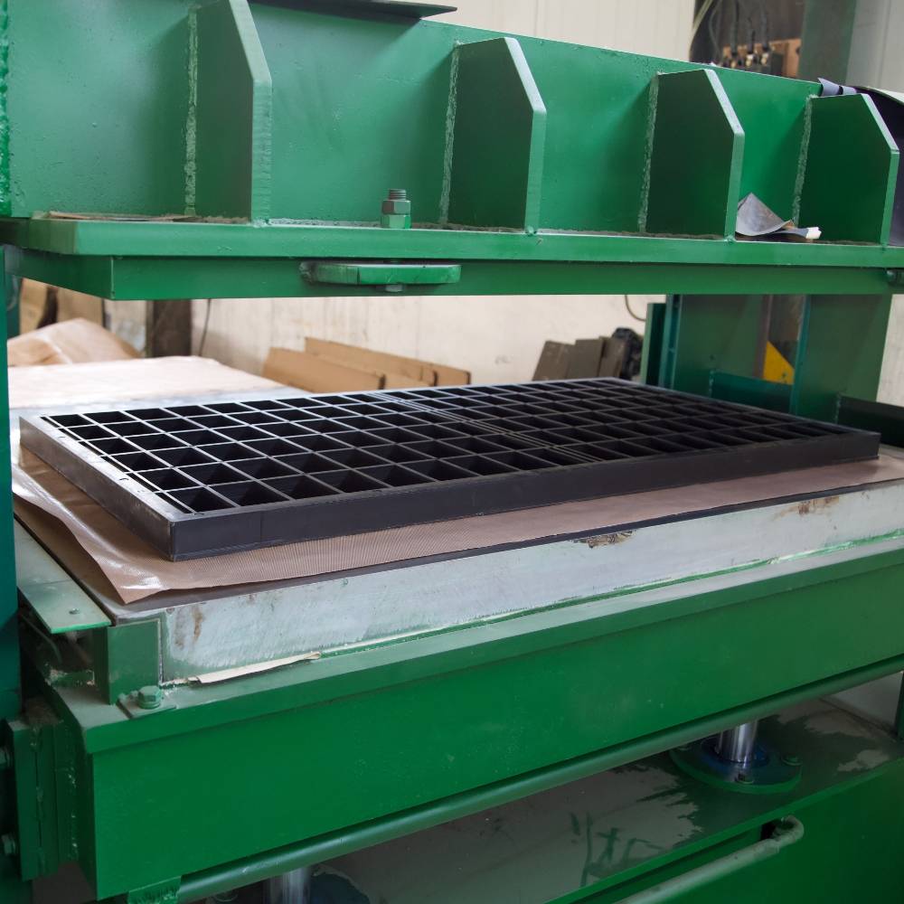 The machine is producing plyurethane frame for shale shaker screen.