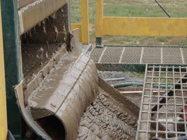 The shale shaker screen is sieving drilling mud.