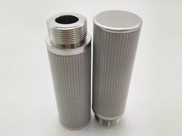 Dos elementos filtrantes cilíndricos de acero inoxidable en el fondo blanco
