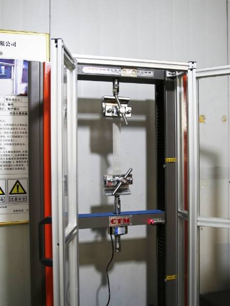 Our QC personnel is conducting the stainless steel woven mesh tensile test.