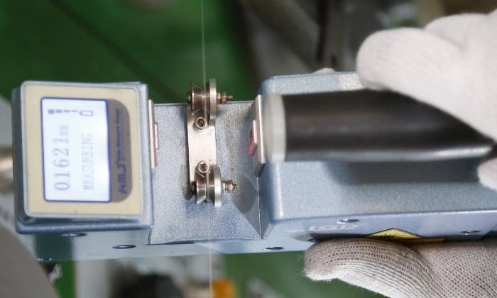 Se utiliza un calibrador digital para probar el diámetro del alambre de acero inoxidable.