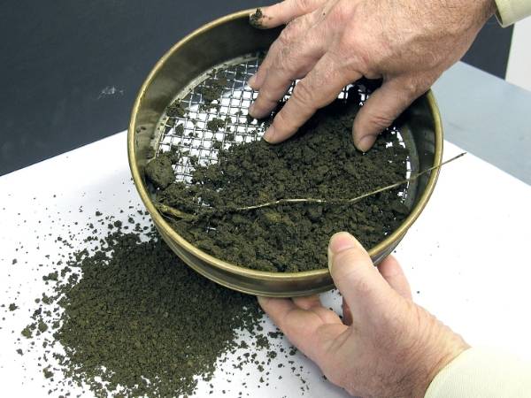使用试验筛进行土壤筛分和分析。